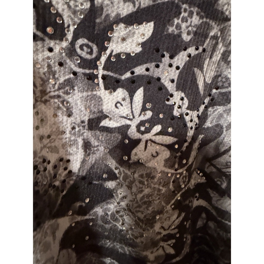 CJ Banks long sleeve top featuring a black and white abstract Size 1x - Picture 4 of 5